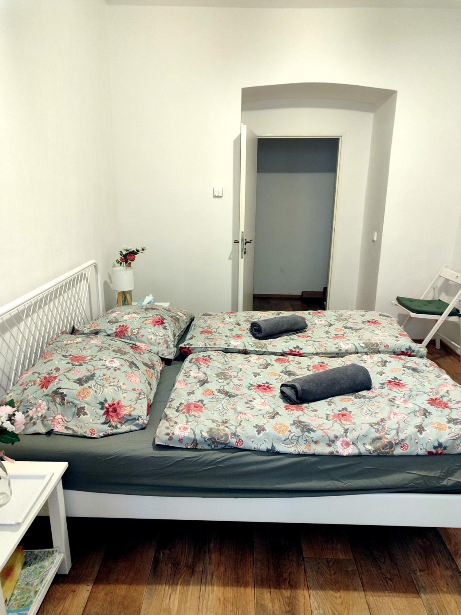 Ubytování v soukromí With Double Bed In Zizkov - Shared Bathroom Praha