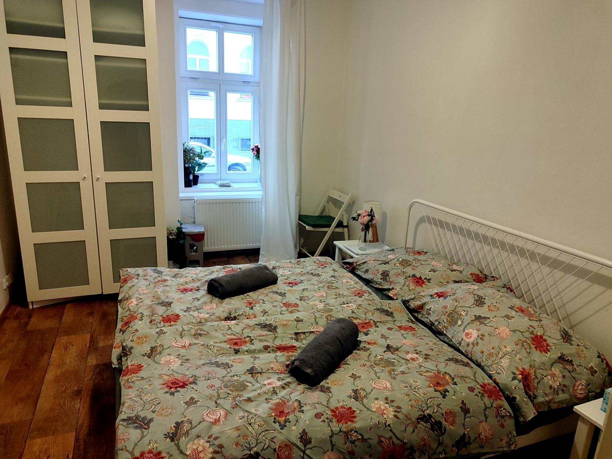 With Double Bed In Zizkov - Shared Bathroom Ubytování v soukromí Praha