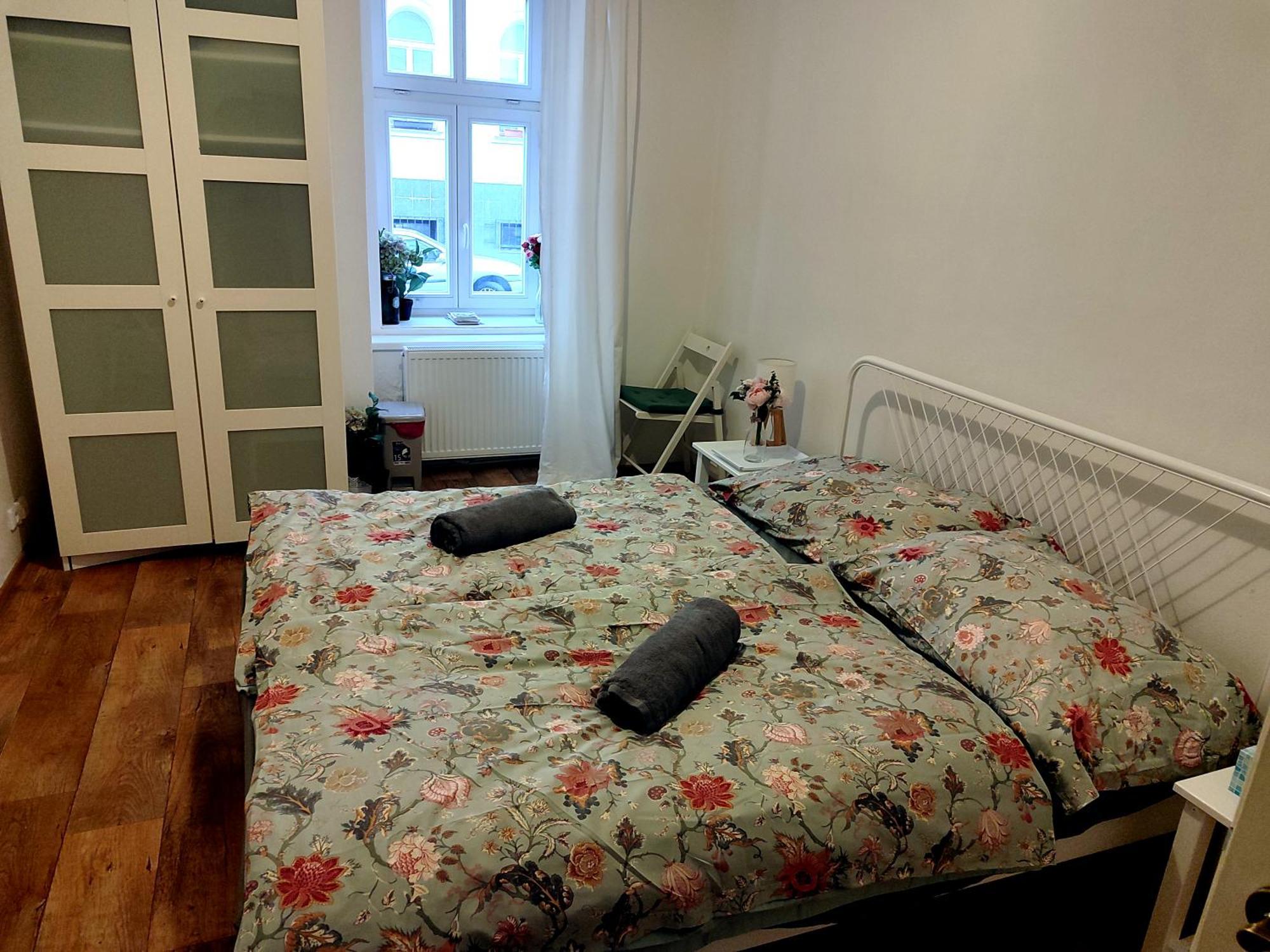 With Double Bed In Zizkov - Shared Bathroom Praha