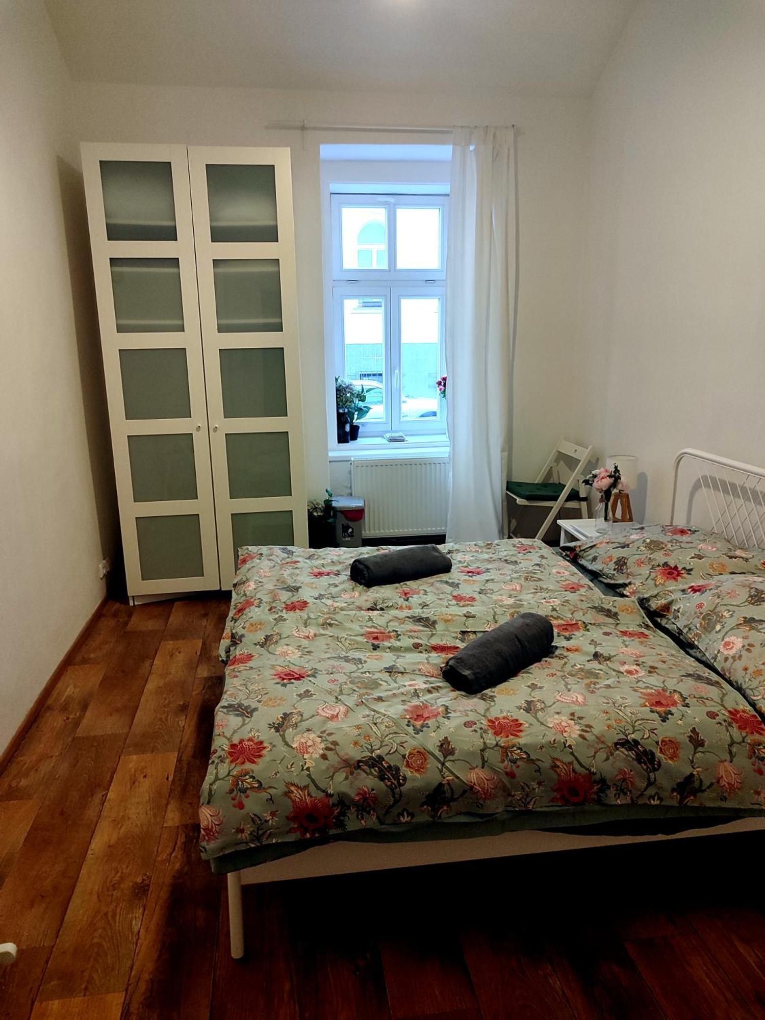 With Double Bed In Zizkov - Shared Bathroom Ubytování v soukromí Praha