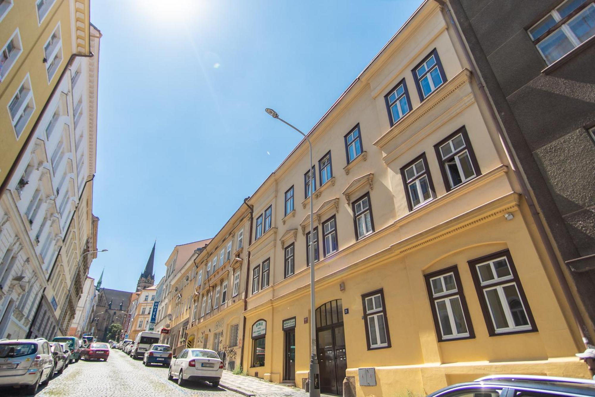 With Double Bed In Zizkov - Shared Bathroom * Praha